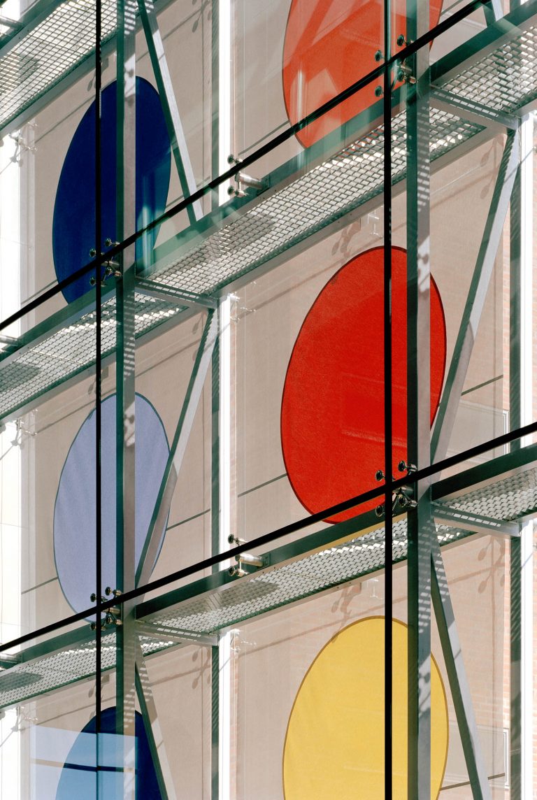 Detalj av solavskärmningen från insidan, med färgglada prickar och lyftmekanismen. Kontrapunkt, Eva Stephenson-Möller