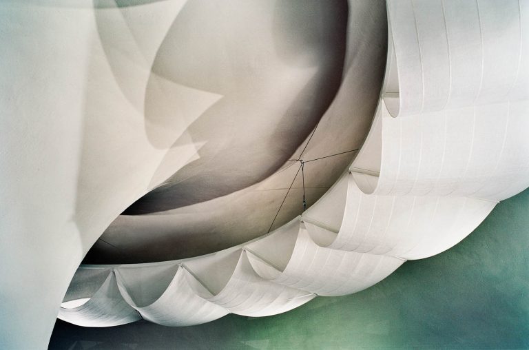 Textila våder i olika vita toner har draperats i vågformer på en ringkonstruktion av metall. Nomura Kazuyo, Reflektion. Himlavalv, Reflex 1 och 2