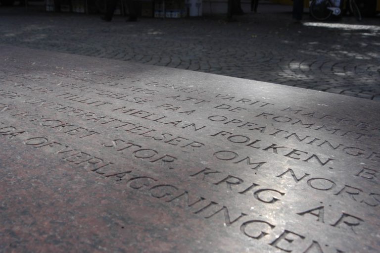 Del av graverad text på granitbänk. Man anar orden: &quot;folket&quot; och &quot;krig.&quot;Jenny Holzer, For Karlstad.