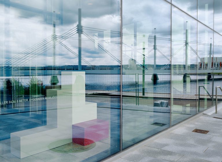 Genom glasfasaden på bottenplan syns en flerfärgad skulptur. Jacob Dahlgren, Tetris, 2012.