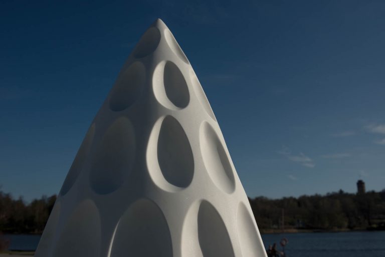 Detalj. Äggformade urholkningar i ett jämnt mönster i skulpturens sten. Monika Larsen Dennis, Restare, 2013