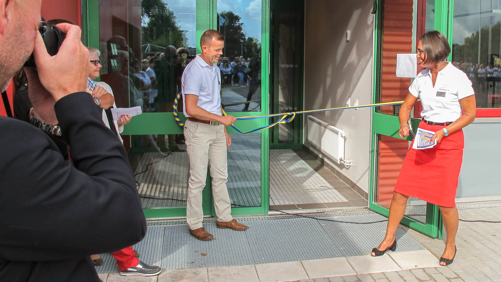 En man och en kvinna vid ett blågult band som blockerar ingångsdörren. Pärra Andreasson, Vad Vi Vill
