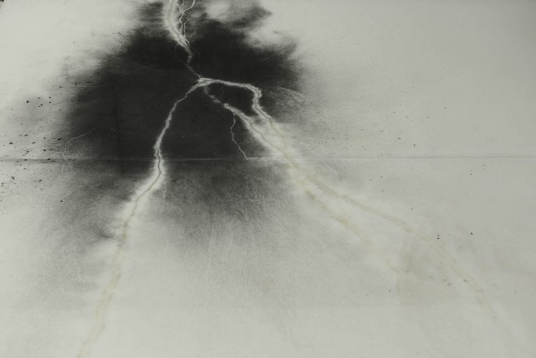 I kolets svärta syns ett rot- eller blixtspår efter elektriciteten. Nina Canell, Impulse Slight (100 000 Volt)