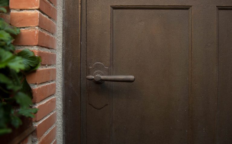 Låg brun port med dörrhandtag. Johan Thurfjell, Egen ingång, 2014