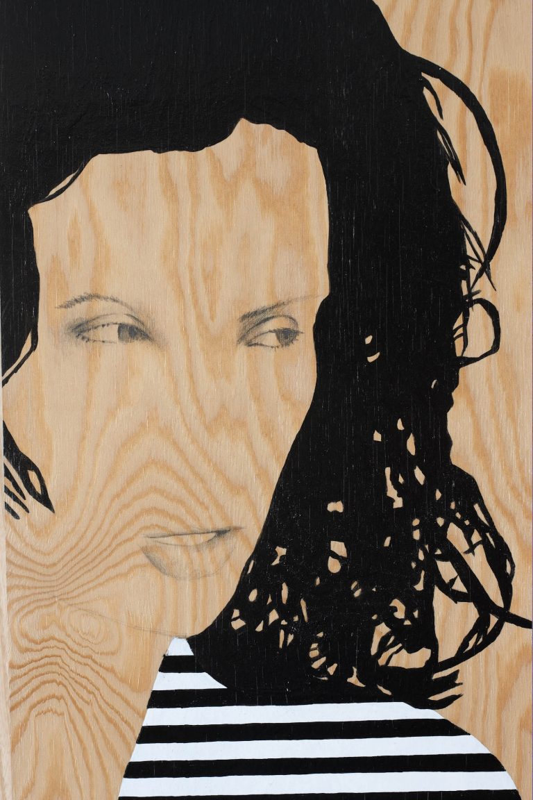 Målning på trä av kvinna i randig tröja som tittar åt sidan. Utsnitt med kvinnans ansikte. Robert Lucander, 13 målningar