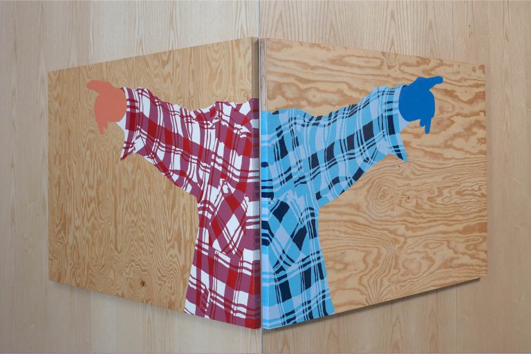 Två tavlor på trä, hängda på varsin sida av ett hörn så att de möts, föreställande varsin rockklädd arm som pekar bort från hörnet åt varsitt håll. Robert Lucander, 13 målningar