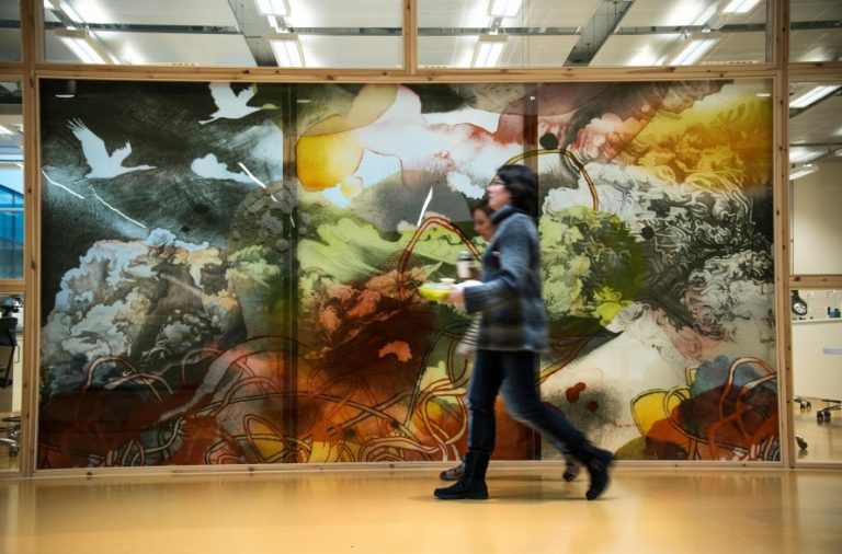 Personer passerar den målade glasväggen. Christoffer Paues, All Världens Djur