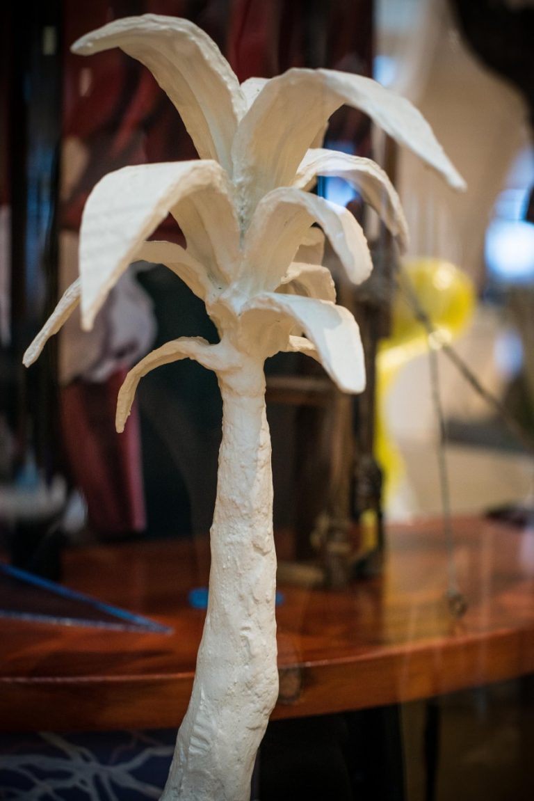 Liten vit skulptur av en palm. Christoffer Paues, All Världens Djur