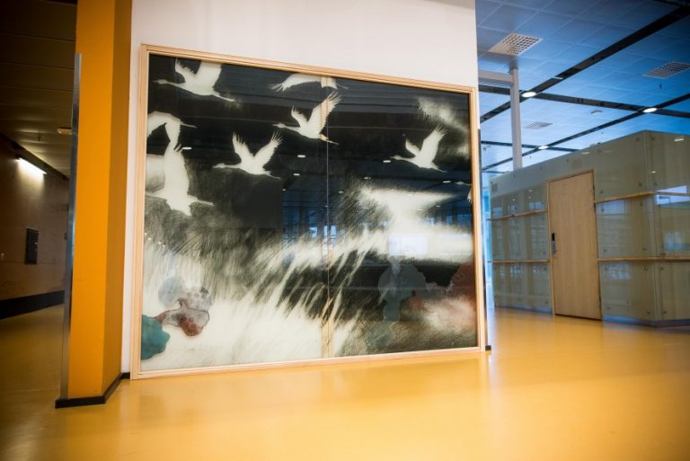 Stor målning på glas av en flock flygande fåglar. Christoffer Paues, All Världens Djur