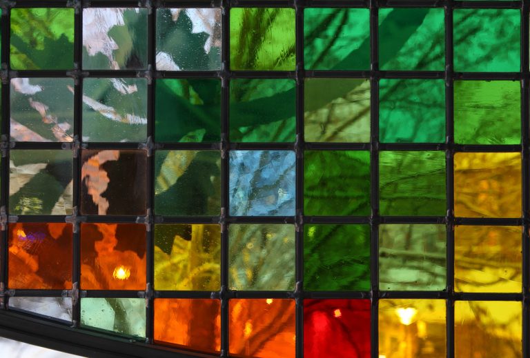 Detalj av flerfärgad mosaikskärm. Kristoffer Zetterstrand, In Vitro (2012)