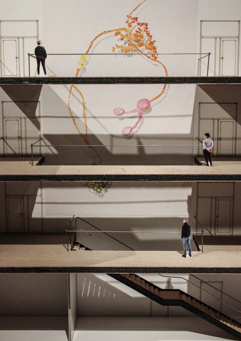 Modell av stora färgade glaslänkar hängande på en vägg som kan betraktas från balkongerna på flera våningsplan. Fredrika Linder, W