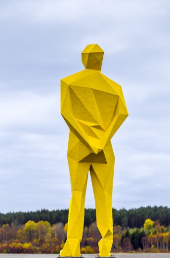 Gul skulptur av en man, bakifrån. Xavier Veilhan, Julian.