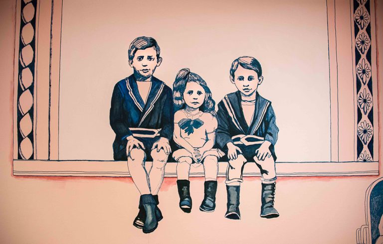 Teckning av tre barn i gammaldags kläder som sitter på en fönsterkarm och dinglar med benen. Gerd Aurell, Till mitten hunnen.