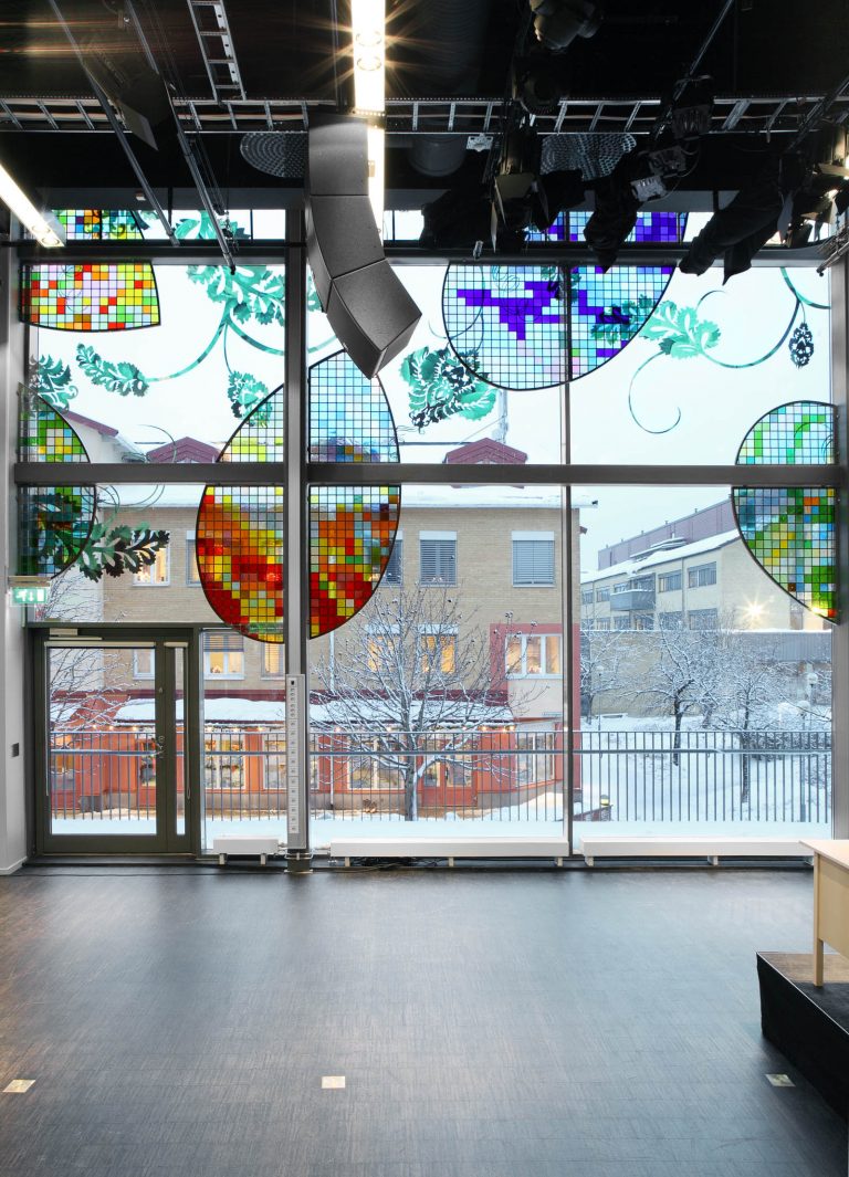 Glasfasad med färgade mosaikskärmar. Kristoffer Zetterstrand, In Vitro (2012)