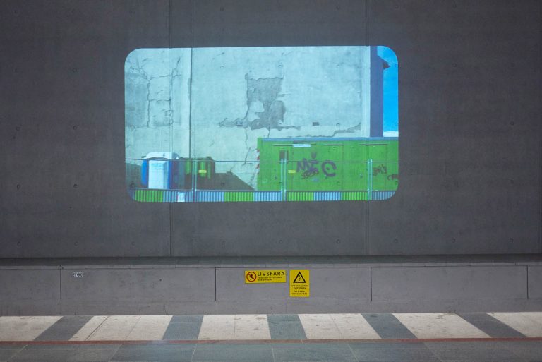 Projektion av bild på grön container vid en betongvägg. Tania Ruiz Gutiérrez, Annorstädes