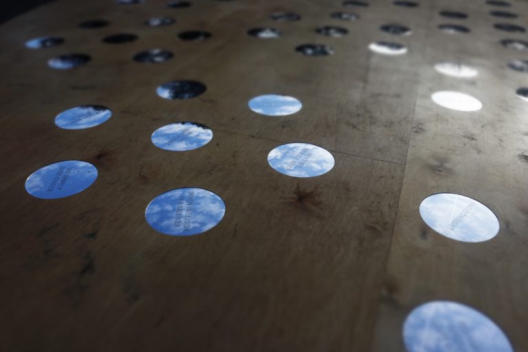 Detalj av ett trägolv med cirkulära speglar. Nisrine Boukhari, Imaginary Wholeness/Fragmentary Reality.