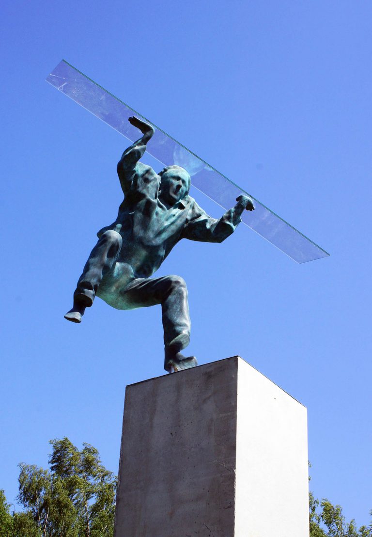 Skulpturen av mannen på språng med den höjda glasskivan utstrålar energi och rörelse. Heinrich Müllner, Flyer, 2014