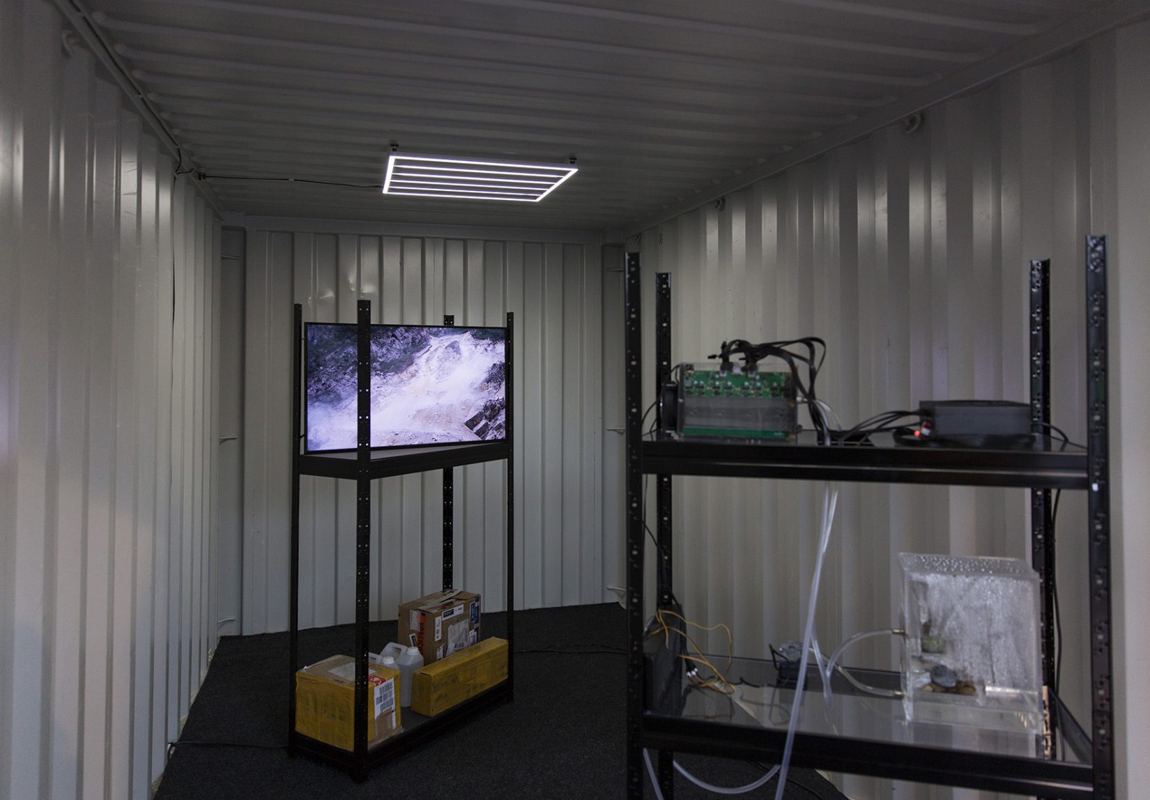 Bild på evreket. Man ser skärma i en container