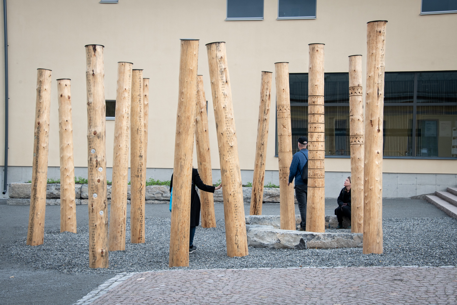 Trästolpar som är snidade i vackra mönster.