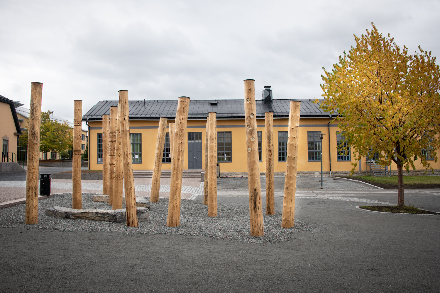 Trästolpar som är snidade i vackra mönster.