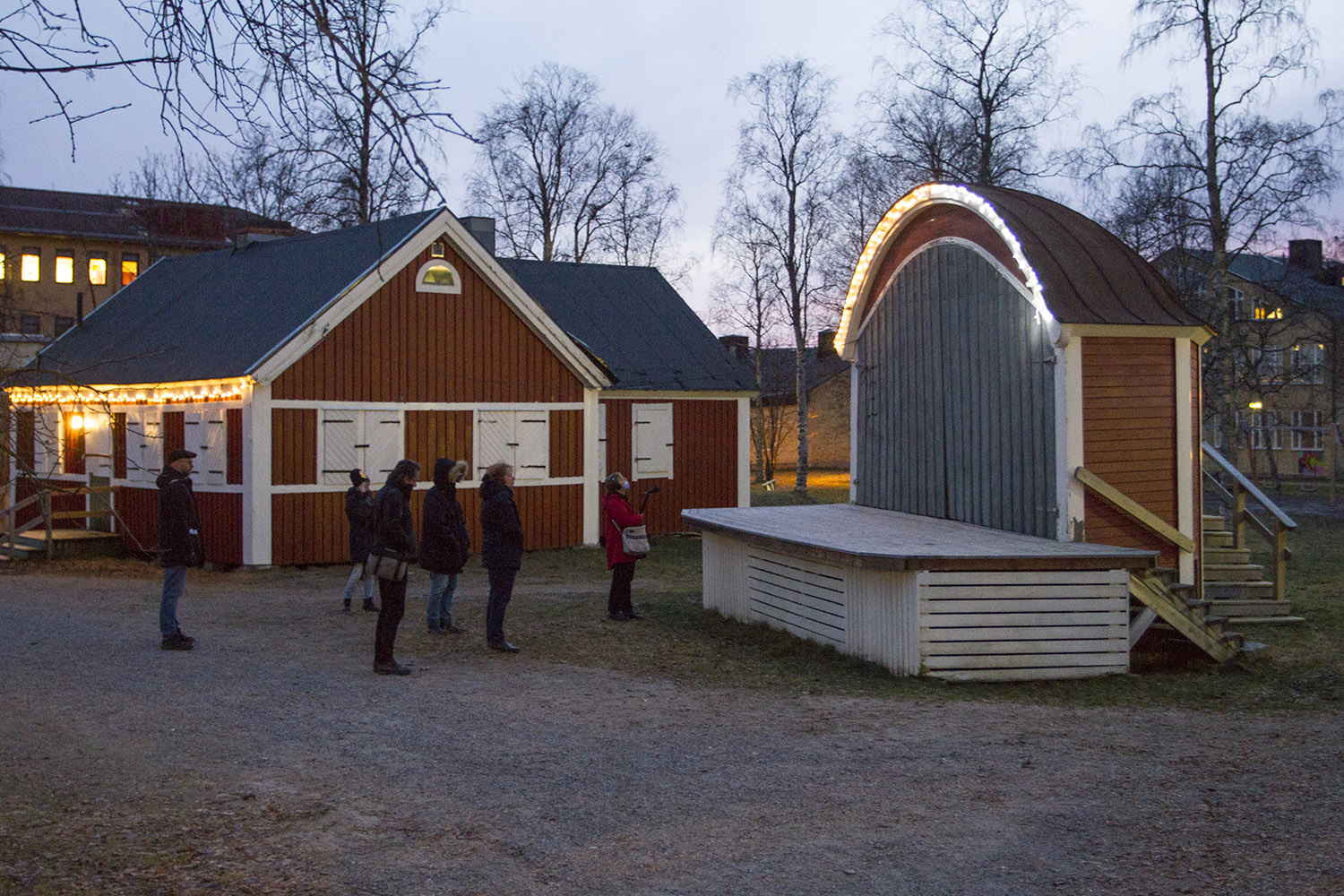 Scen och människor framför scenen
