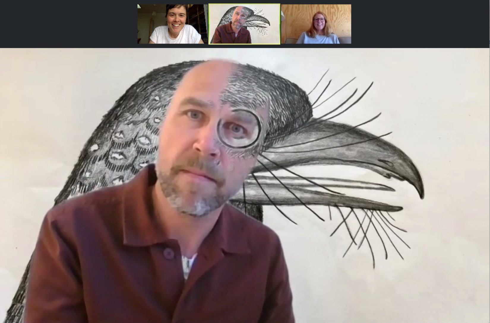 En person i ett videomöte är en hybrid mellan människa och en tecknad fågel.