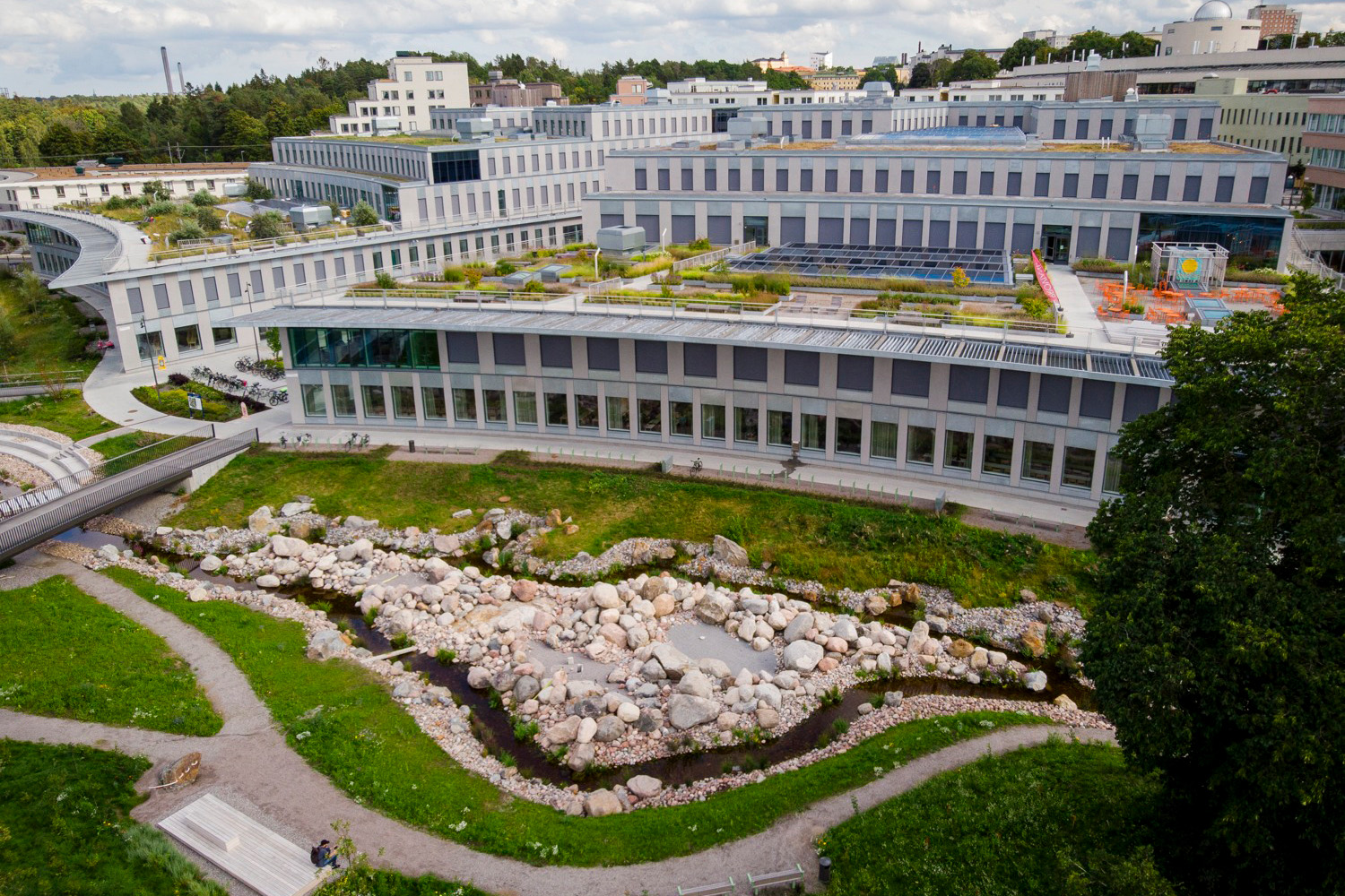 En flygbild av en byggnad med ett grönt tak