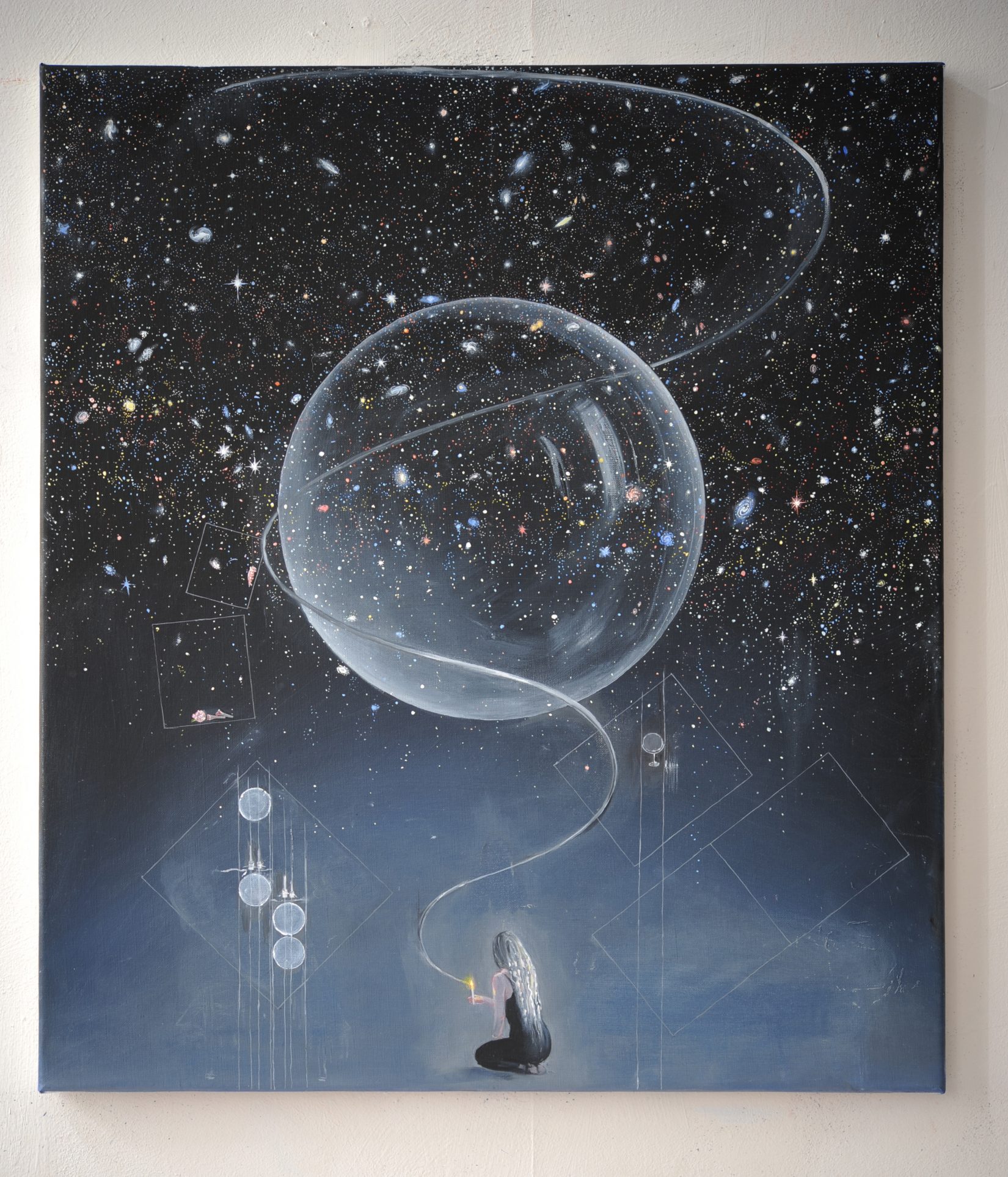 En målning. Mot en blåsvart bakgrund sitter en kvinna längste ner och klipper en tråd. En stor bubbla finns i bildens centrum.