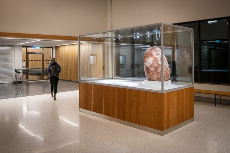 stor sten i glasskåp