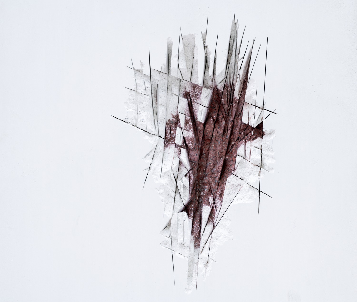 Detalj ur verket Brottyta (vit/röd) med stora djupa hack i den vita ytan som närmast påminner om ett djupt sår.