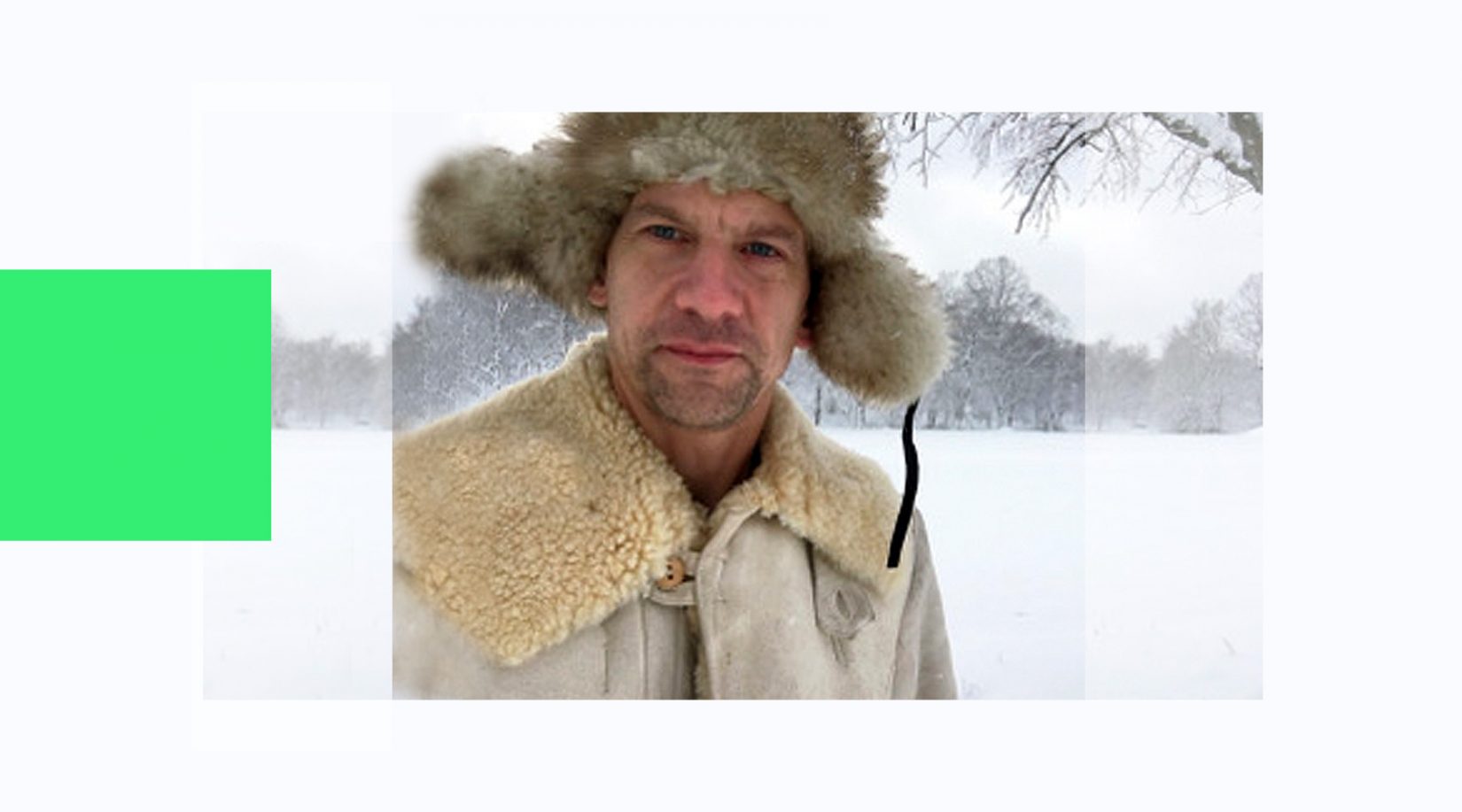 Portätt bild på konstnären Erik Alto. Konstnären står i ett vinterlandskap och tittar in i kameran. Han har en stor varm mössa på sig.