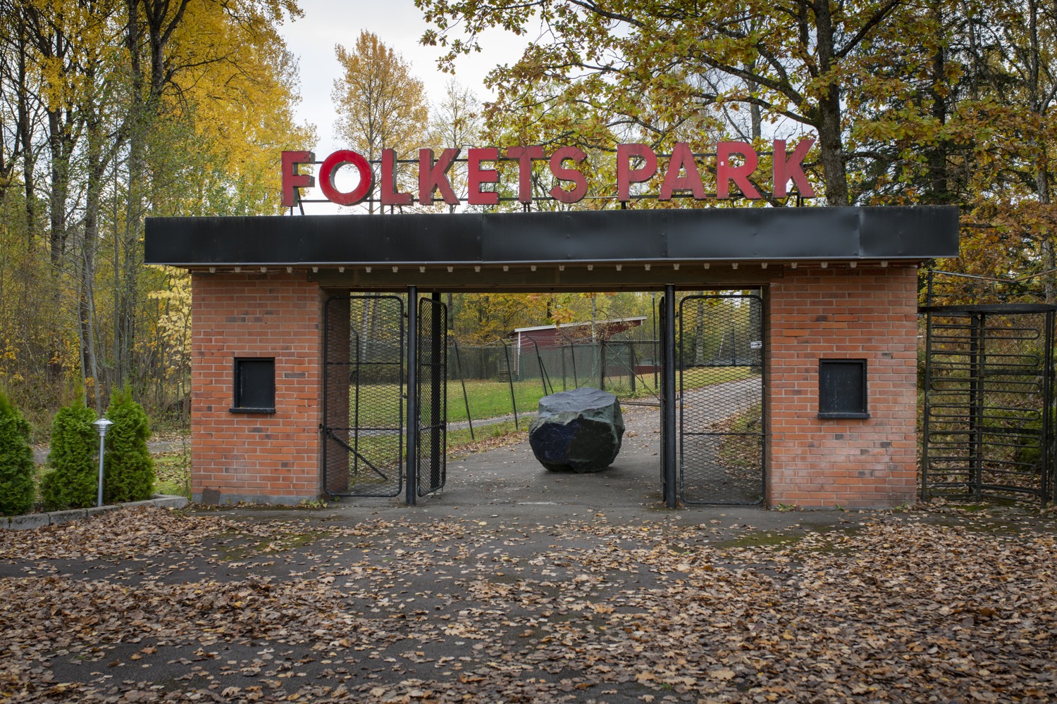 Ingång till Folkets park. En sten stor står i mitten av ingången