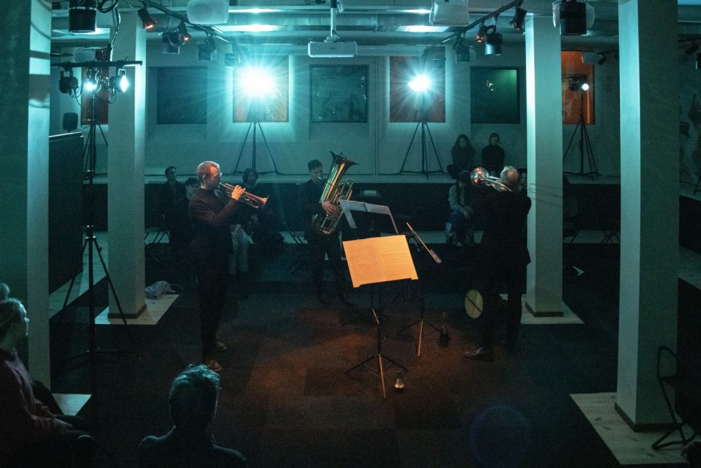 Bild på musiker i ett mörkt rum
