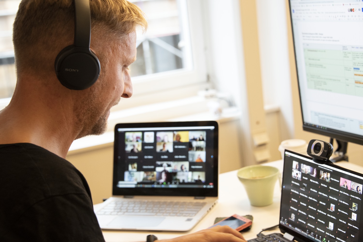 Man som sitter i ett digitaltmöte