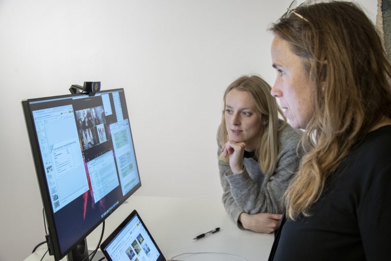 Två kvinnor som sitter i ett digitaltmöte