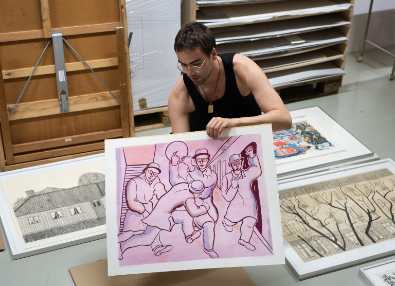 man som håller upp grafik