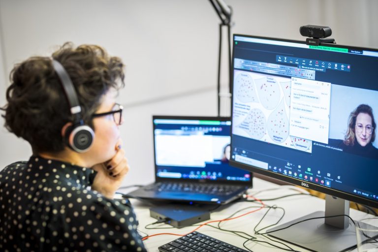 kvinna framför datorskärm