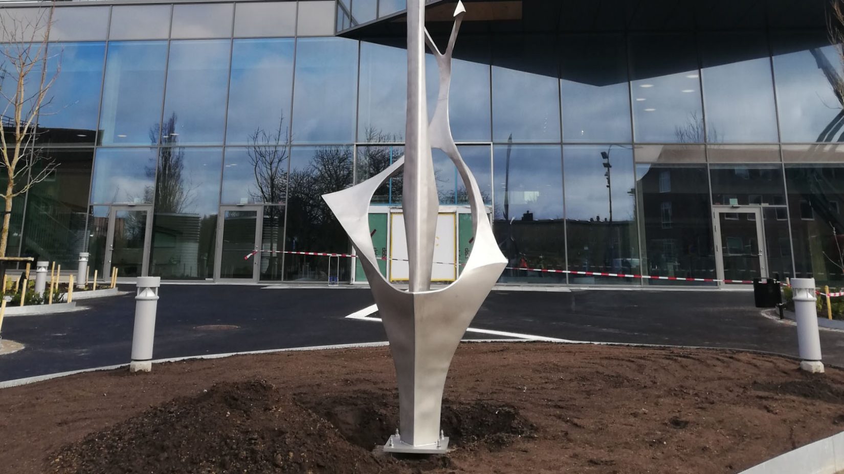 Metallskulptur framför ett hus