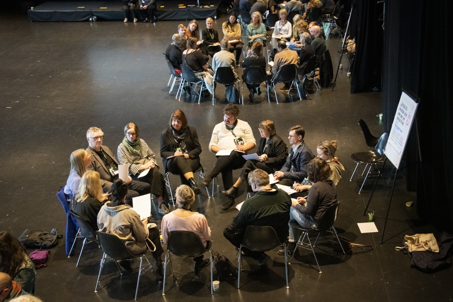 människor i ring som pratar