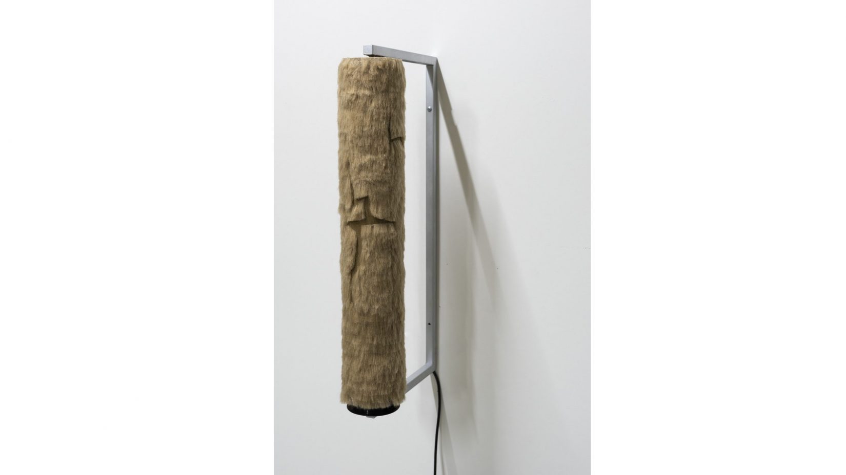 En liten skulptur fäst på en vägg