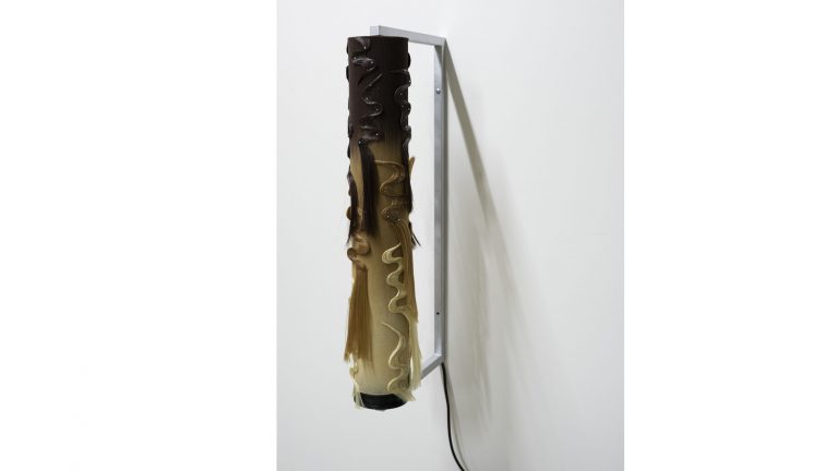 En liten skulptur fäst på en vägg