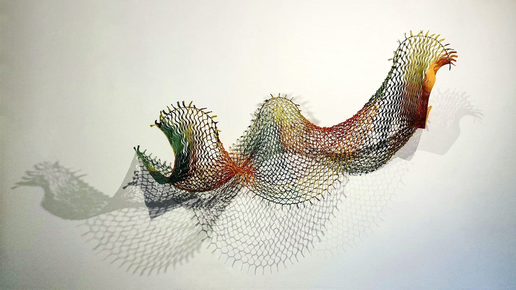 Skulptur Flying Pheasant fäst på en vägg