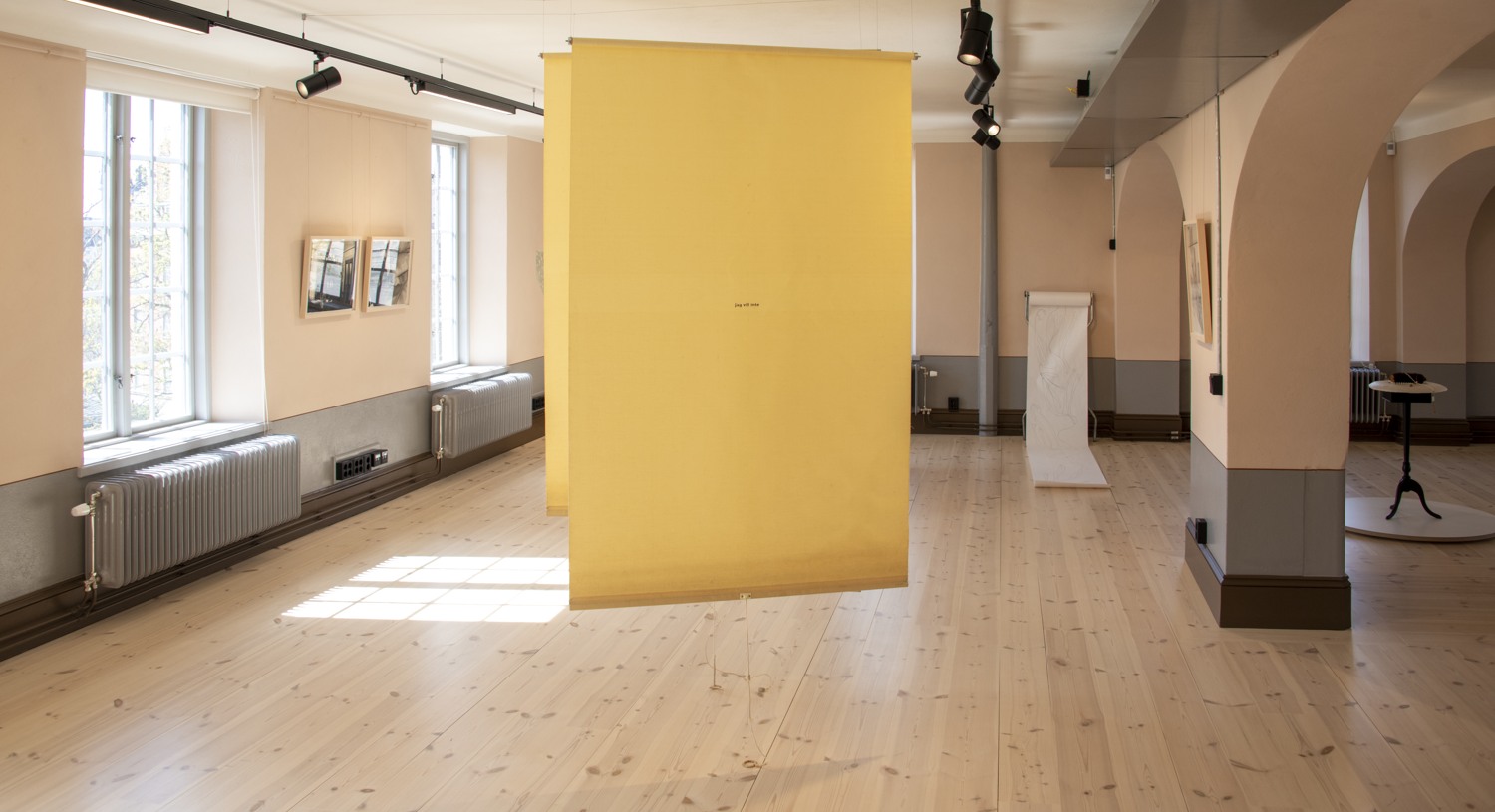 Verk som hänger i ett rum