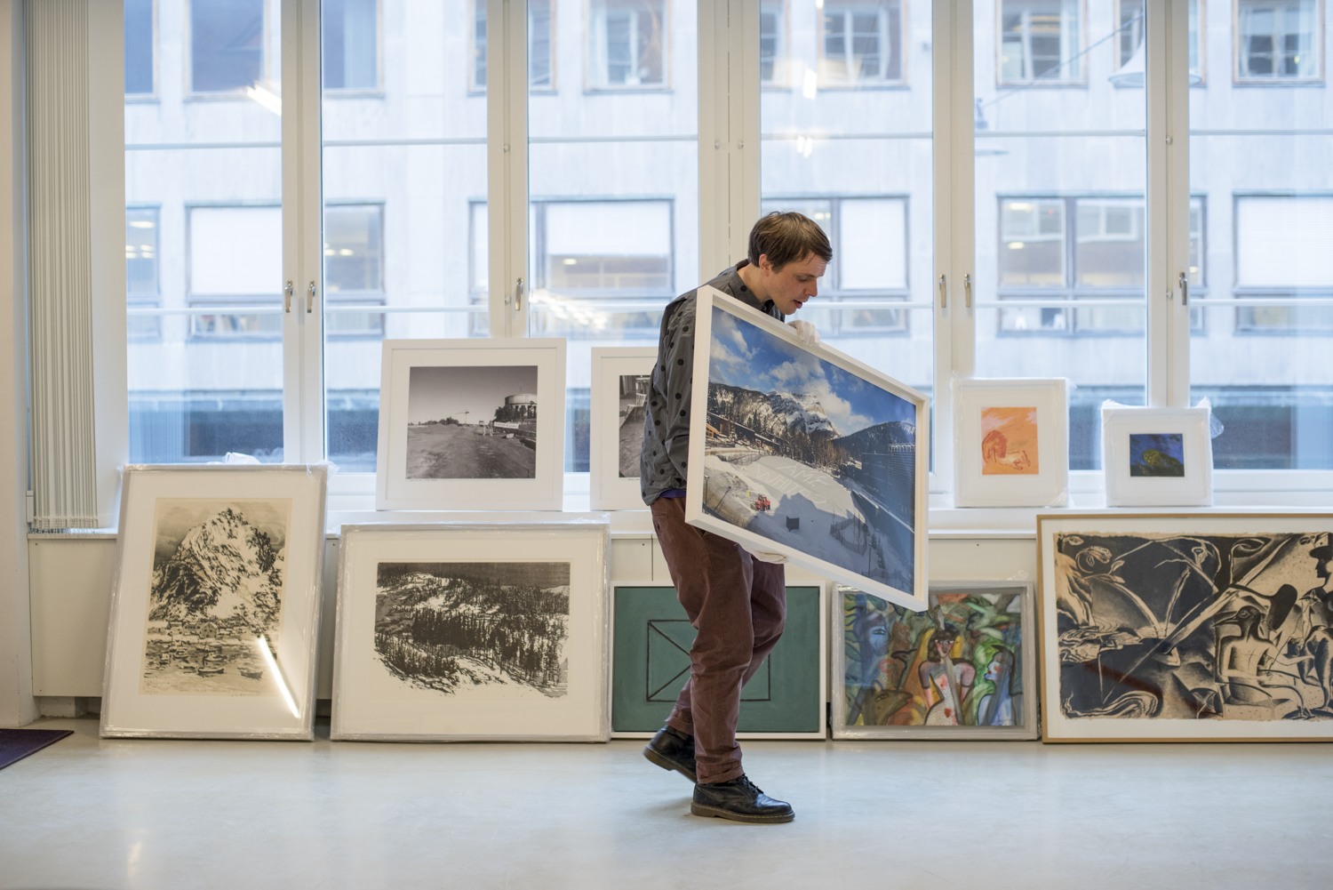 man som köper in konst