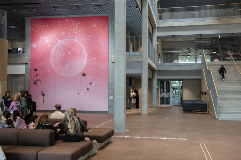 En grupp människor som sitter i soffor i en lobby