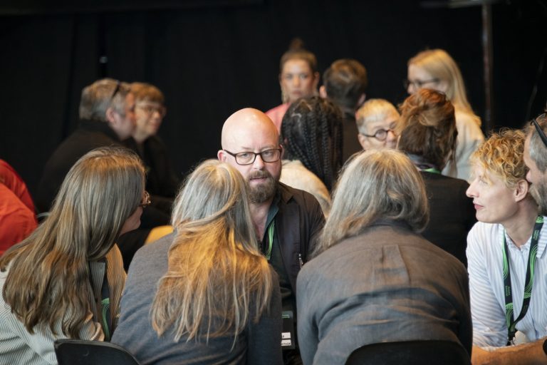 Människor som sitter i grupp och pratar