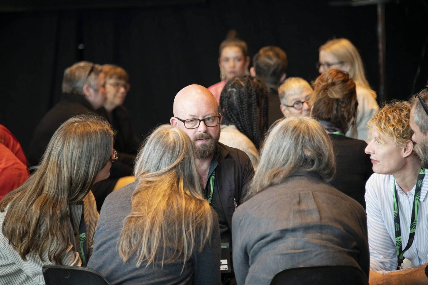 Människor som sitter i grupp och pratar