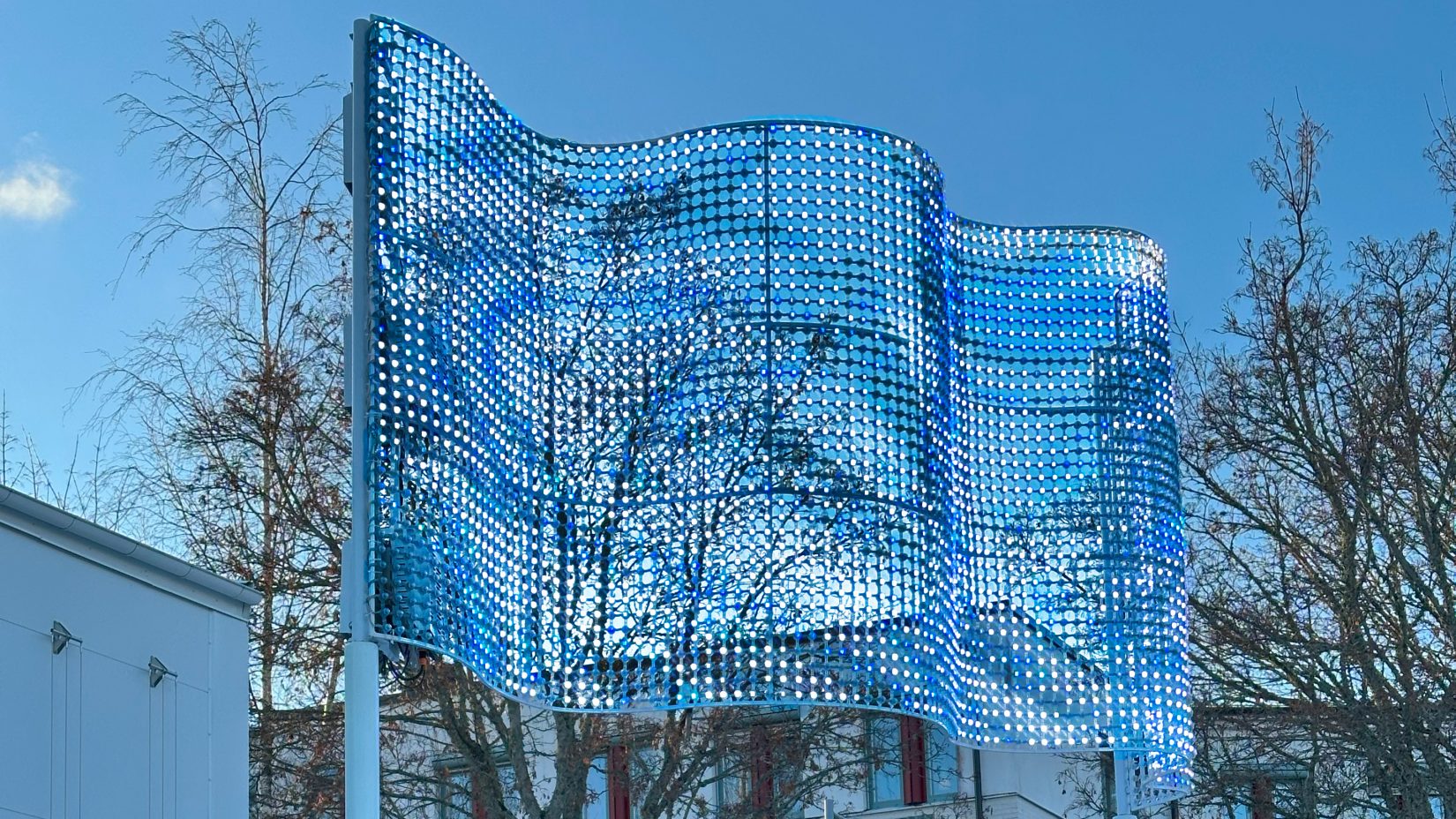 detalj skylt som lyser i blått