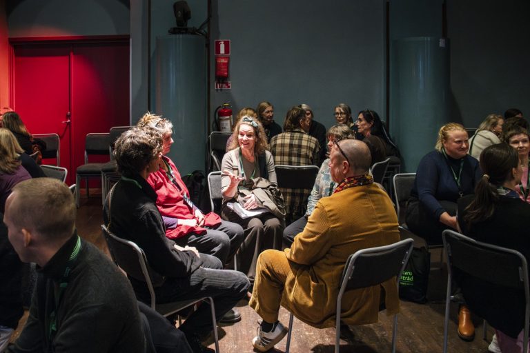 människor som samtalar i grupp