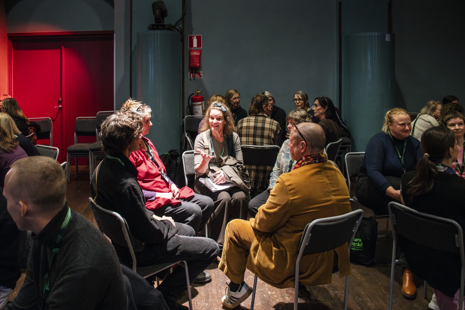 människor som samtalar i grupp